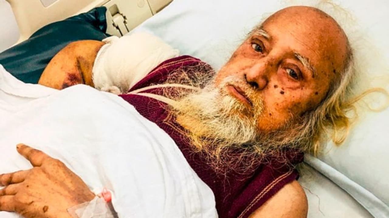 ভাইরাল ভিডিও র খেল, ৪৮ বছর নিখোঁজ থাকার পর পরিবার ফিরে পেলেন অশক্ত বৃদ্ধ ভাইরাল ভিডিও র খেল, ৪৮ বছর নিখোঁজ থাকার পর পরিবার ফিরে পেলেন অশক্ত বৃদ্ধ