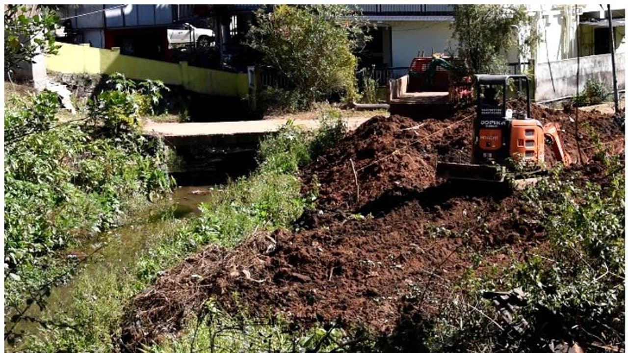 മൂന്നാറില് കോടതി വിധി ലംഘിച്ചും അനധികൃത നിര്മ്മാണങ്ങള്; വ്യാപക കൈയേറ്റം മൂന്നാറില് കോടതി വിധി ലംഘിച്ചും അനധികൃത നിര്മ്മാണങ്ങള്; വ്യാപക കൈയേറ്റം