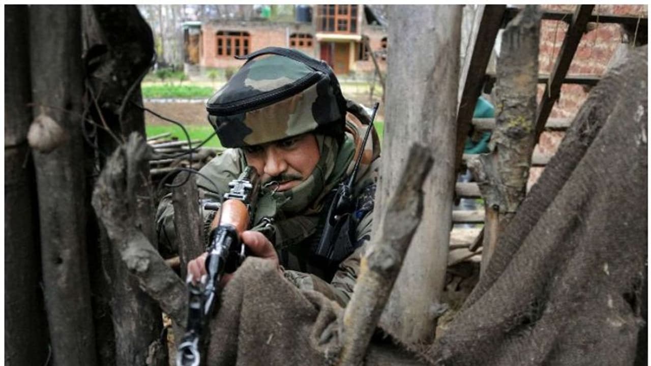 ജമ്മുകശ്മീരിൽ ഏറ്റുമുട്ടൽ; രണ്ട് തീവ്രവാദികളെ വധിച്ചു, രണ്ട് പൊലീസുകാർക്ക് പരിക്കേറ്റു ജമ്മുകശ്മീരിൽ ഏറ്റുമുട്ടൽ; രണ്ട് തീവ്രവാദികളെ വധിച്ചു, രണ്ട് പൊലീസുകാർക്ക് പരിക്കേറ്റു