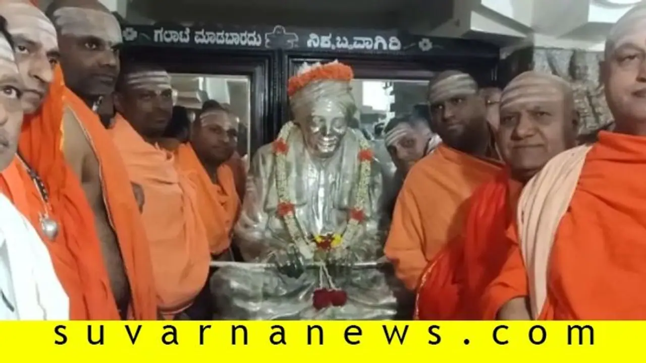 ತುಮಕೂರು: ಗದ್ದುಗೆಯಲ್ಲಿ ಶ್ರೀಗಳ 50 ಕೆಜಿಯ ಬೆಳ್ಳಿ ಮೂರ್ತಿ ಪ್ರತಿಷ್ಠಾಪನೆ