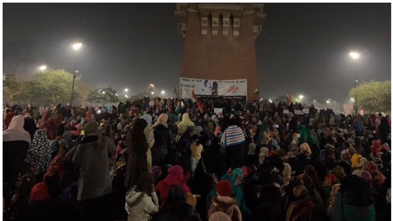 ലഖ്നൗ ക്ലോക്ക് ടവര് സമരം ശക്തിപ്രാപിക്കുന്നു; സാഹിത്യ അക്കാദമി അവാര്ഡ് ജേതാവിന്റെ മക്കള്ക്കെതിരെ പൊലീസ് കേസ് ലഖ്നൗ ക്ലോക്ക് ടവര് സമരം ശക്തിപ്രാപിക്കുന്നു; സാഹിത്യ അക്കാദമി അവാര്ഡ് ജേതാവിന്റെ മക്കള്ക്കെതിരെ പൊലീസ് കേസ്