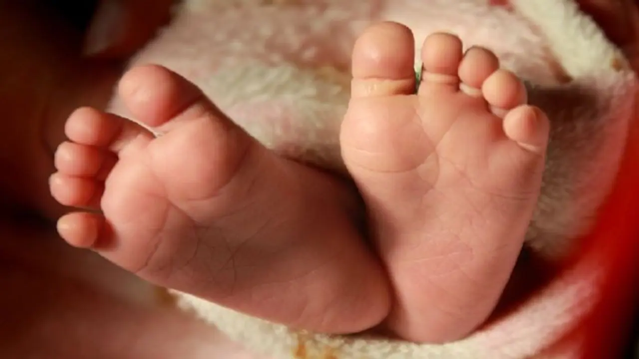 தனியார் பள்ளி வாகனத்தின் டயரில் சிக்கிய 2 வயது குழந்தை..! உடல் நசுங்கி பரிதாப பலி..!