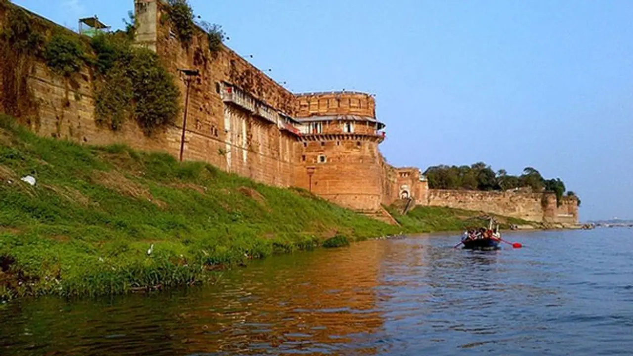 3 नदी के बीच में बना है ये किला, नरकंकाल की वजह से 20 हजार मजदूरों ने 45 साल में किया था तैयार 3 नदी के बीच में बना है ये किला, नरकंकाल की वजह से 20 हजार मजदूरों ने 45 साल में किया था तैयार