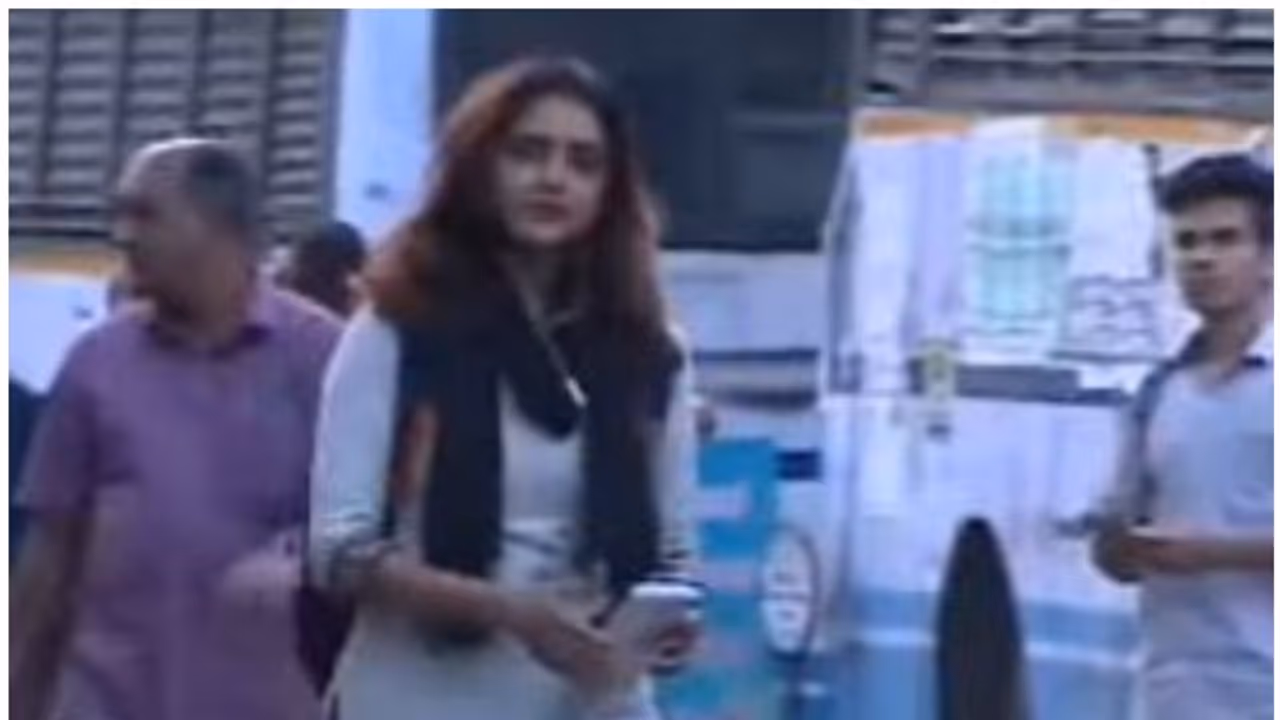 തമ്പാന്നൂരില്‍ കെഎസ്‍ആര്‍ടിസി ബസ്സില്‍ ചാടിക്കയറി മഞ്ജു വാര്യര്‍ വീഡിയോ