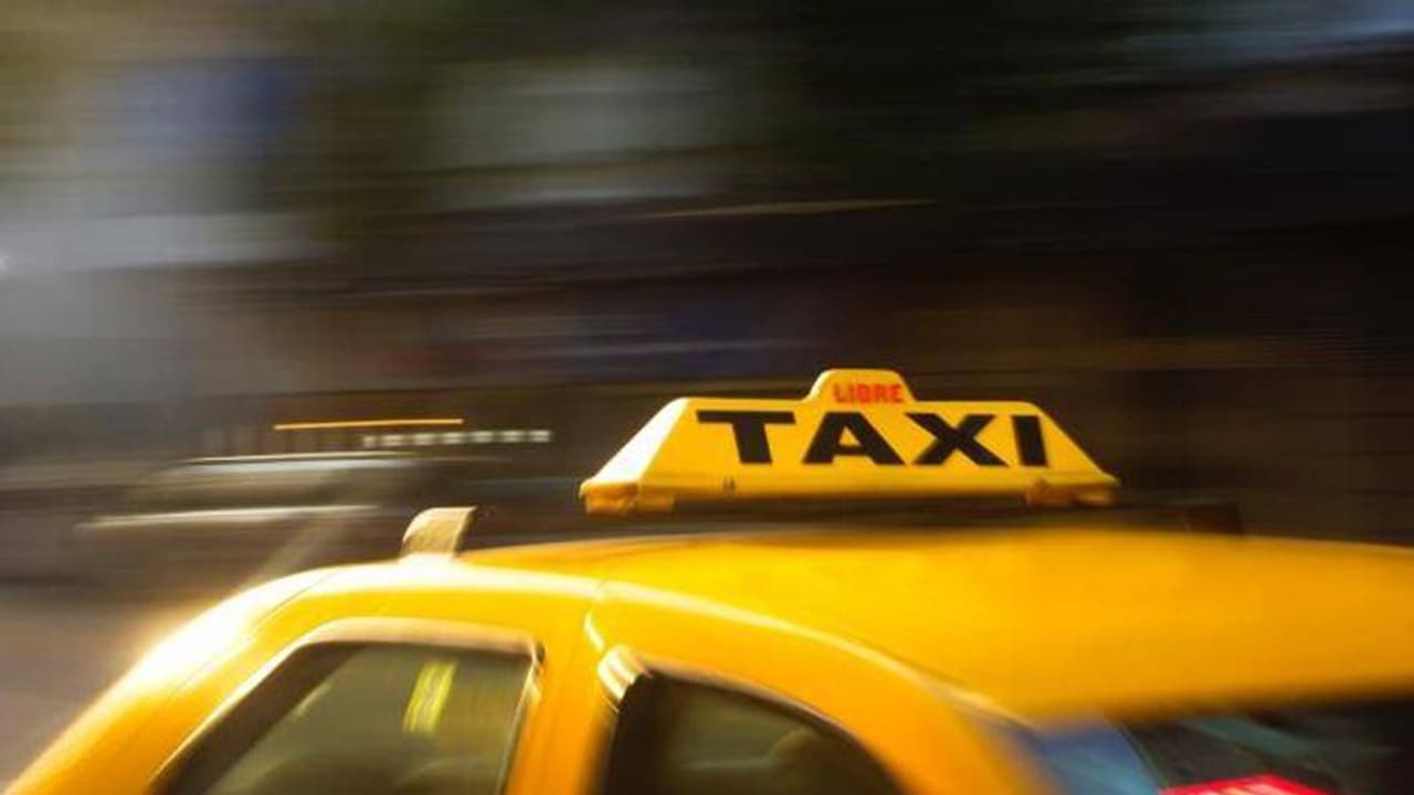 ബംഗളൂരുവിൽ ടാക്സി ഡ്രൈവറെ ഭീഷണിപ്പെടുത്തി മൂന്നംഗ സംഘം കാറുമായി കടന്നുകളഞ്ഞതായി പരാതി ബംഗളൂരുവിൽ ടാക്സി ഡ്രൈവറെ ഭീഷണിപ്പെടുത്തി മൂന്നംഗ സംഘം കാറുമായി കടന്നുകളഞ്ഞതായി പരാതി