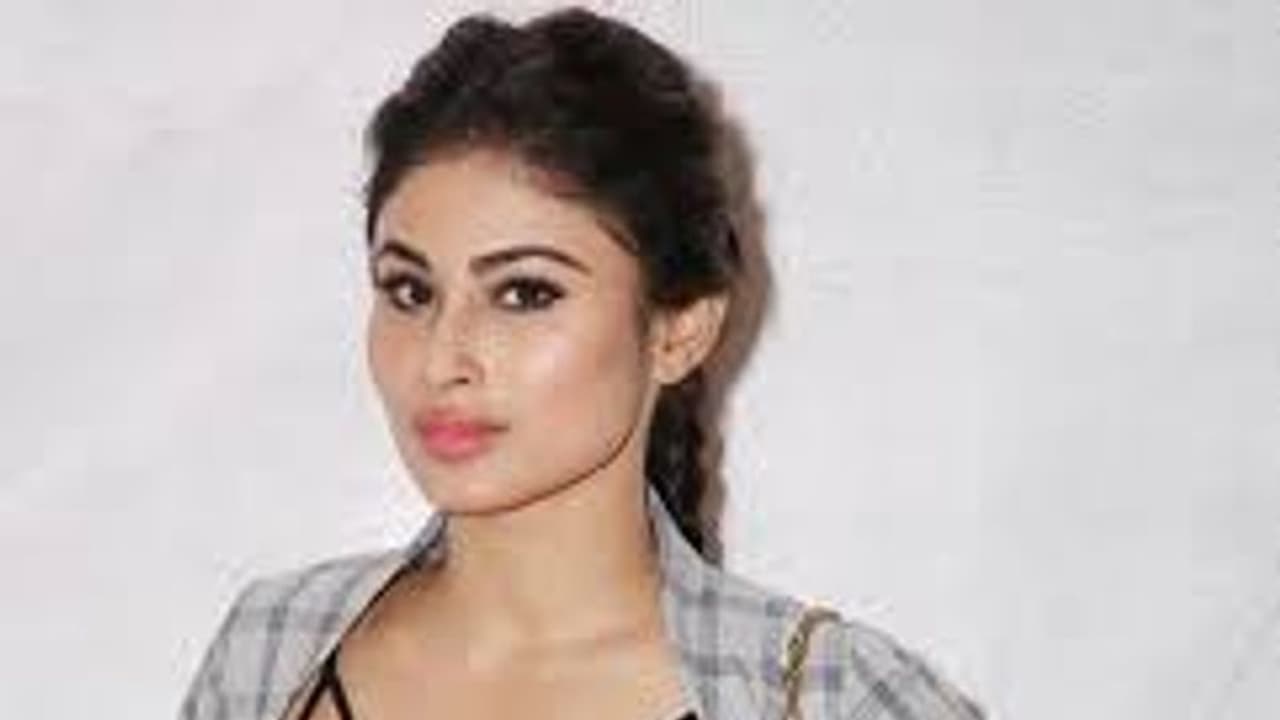 கடற்கரையில்... டாப்லெஸ் போட்டோ வெளியிட்டு... ரசிகர்களை வெறியேற்றிய "நாகினி"...! கடற்கரையில்... டாப்லெஸ் போட்டோ வெளியிட்டு... ரசிகர்களை வெறியேற்றிய "நாகினி"...!