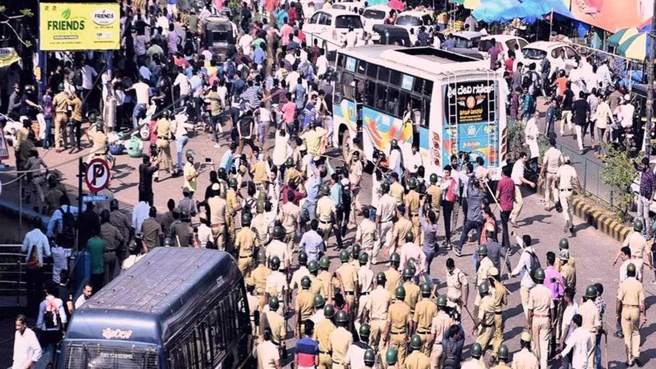 கர்நாடக கேரளா பனிப்போர் வலுக்கிறது: கேரளாவைச் சேர்ந்த 1,800 பேருக்கு மங்களூரு போலீஸார் சம்மன்..! கர்நாடக கேரளா பனிப்போர் வலுக்கிறது: கேரளாவைச் சேர்ந்த 1,800 பேருக்கு மங்களூரு போலீஸார் சம்மன்..!