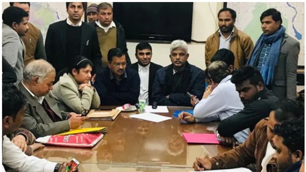 'നീണ്ട ക്യൂ', നാമനിർദേശപത്രിക സമർപ്പിക്കാനാകാതെ അവസാനനിമിഷവും കെജ്‍രിവാൾ