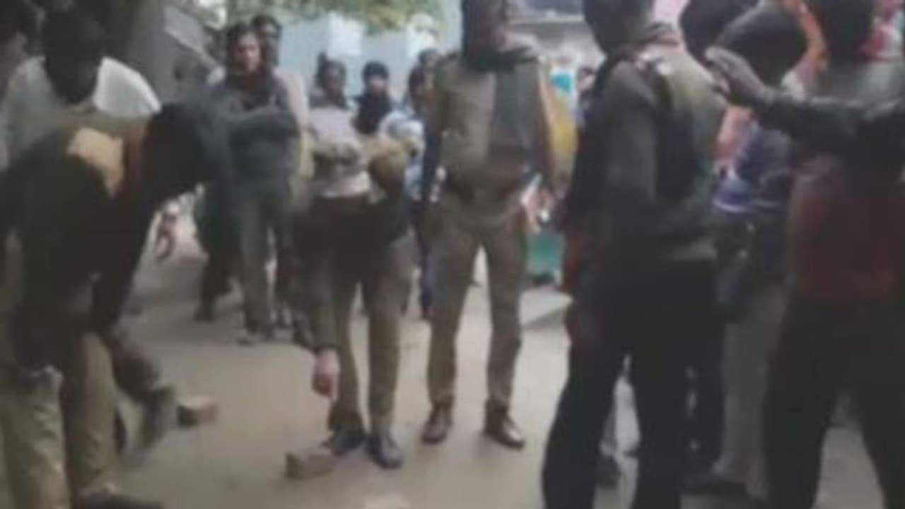 রাতে নামলেই বিকট শব্দ, রহস্যময় জন্তুর আতঙ্ক নদিয়ার ফুলিয়ায় রাতে নামলেই বিকট শব্দ, রহস্যময় জন্তুর আতঙ্ক নদিয়ার ফুলিয়ায়