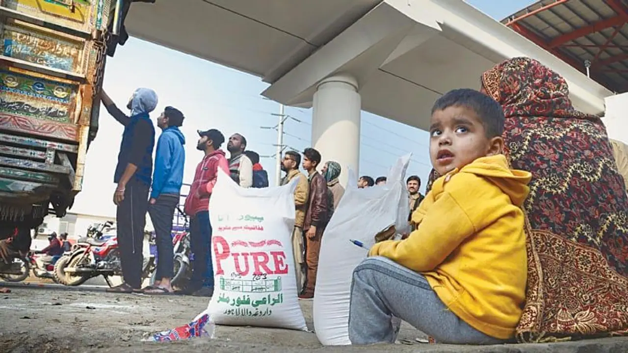 ढाई ढाई सौ ग्राम परमाणु बम का दावा करने वाले पाकिस्तान में पड़े रोटी के लाले
