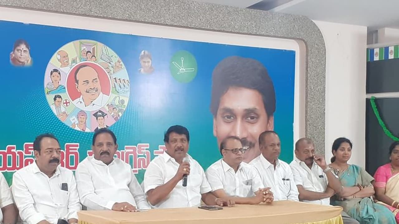 పవన్ తల్లిపాలు తాగి రొమ్ముగుద్దేరకం...: ఉత్తరాంధ్ర వైసిపి నాయకుడి ఘాటు వ్యాఖ్యలు పవన్ తల్లిపాలు తాగి రొమ్ముగుద్దేరకం...: ఉత్తరాంధ్ర వైసిపి నాయకుడి ఘాటు వ్యాఖ్యలు