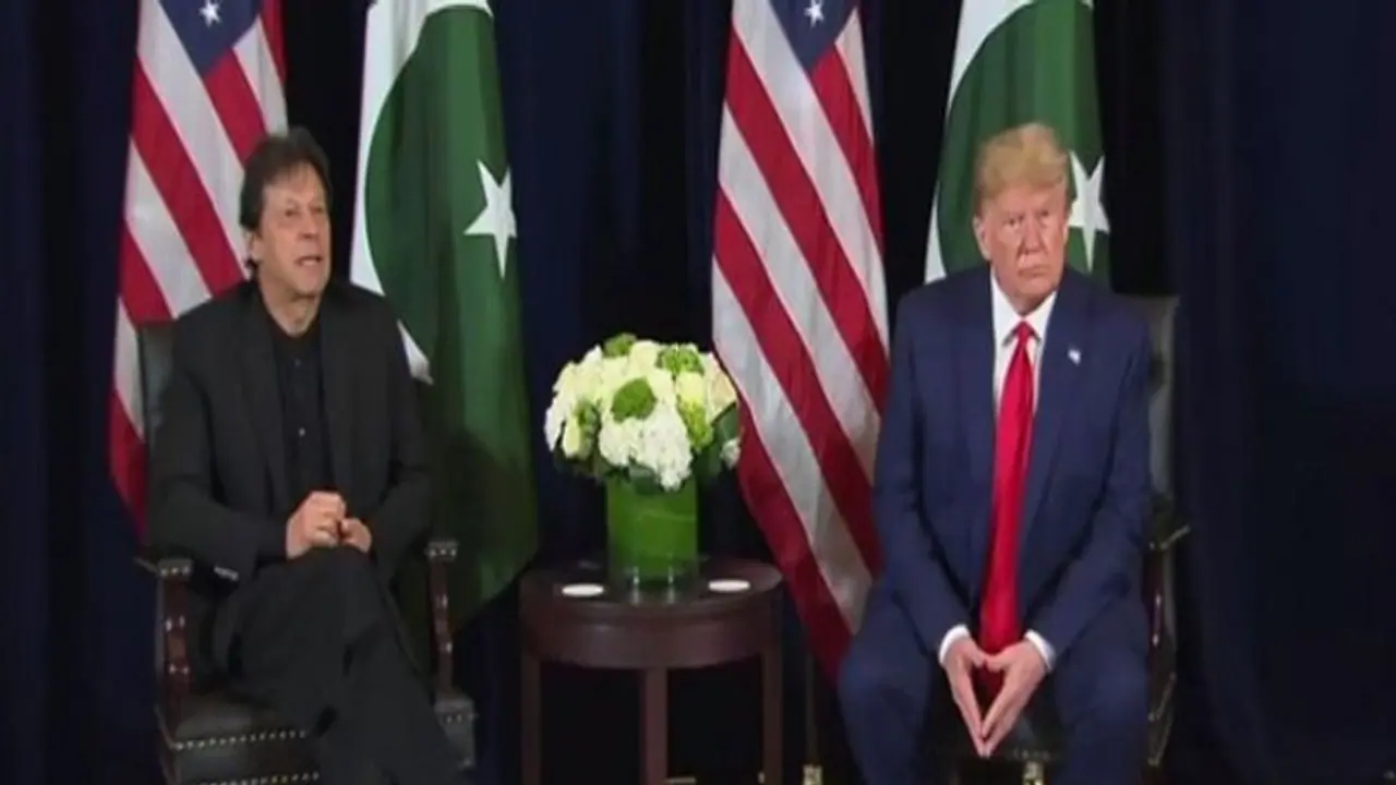 कश्मीर मुद्दे पर बोले डोनाल्ड ट्रंप, अगर भारत पाकिस्तान चाहें तो मध्यस्थता के लिए तैयार कश्मीर मुद्दे पर बोले डोनाल्ड ट्रंप, अगर भारत पाकिस्तान चाहें तो मध्यस्थता के लिए तैयार