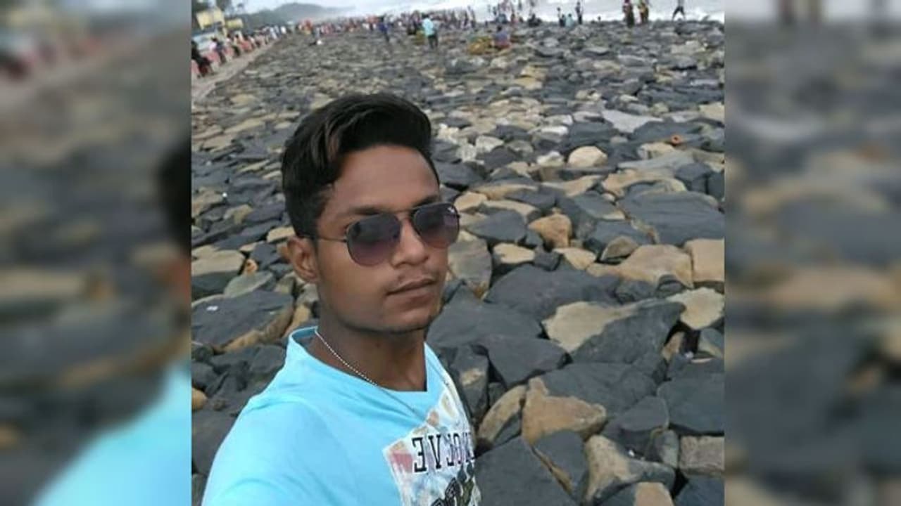 সম্পর্কে চিড়, বাড়িতে ঢুকে টিএমসিপি নেত্রীর গলায় ছুরি চালাল প্রেমিক সম্পর্কে চিড়, বাড়িতে ঢুকে টিএমসিপি নেত্রীর গলায় ছুরি চালাল প্রেমিক