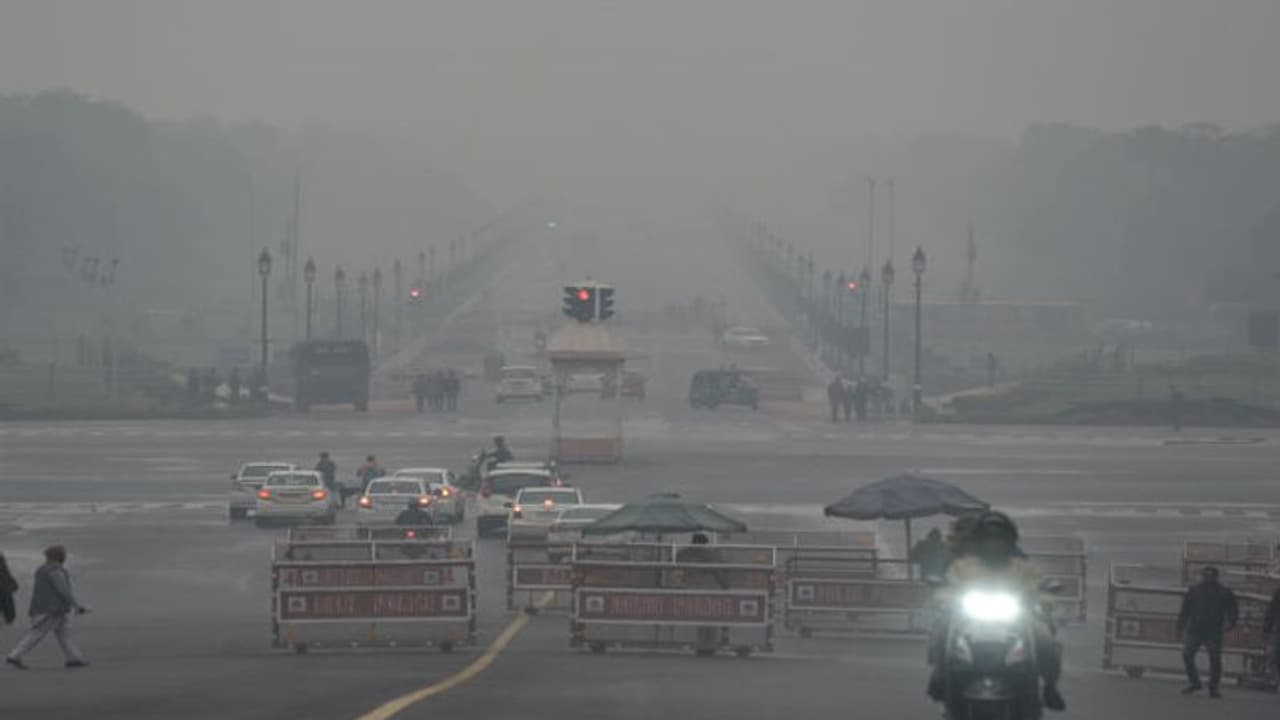 ঘন কুয়াশায় মুড়ে দিন শুরু হল রাজধানীর, খারাপ আবহাওয়া জন্য বিপর্যস্ত বিমান ও রেল পরিষেবা