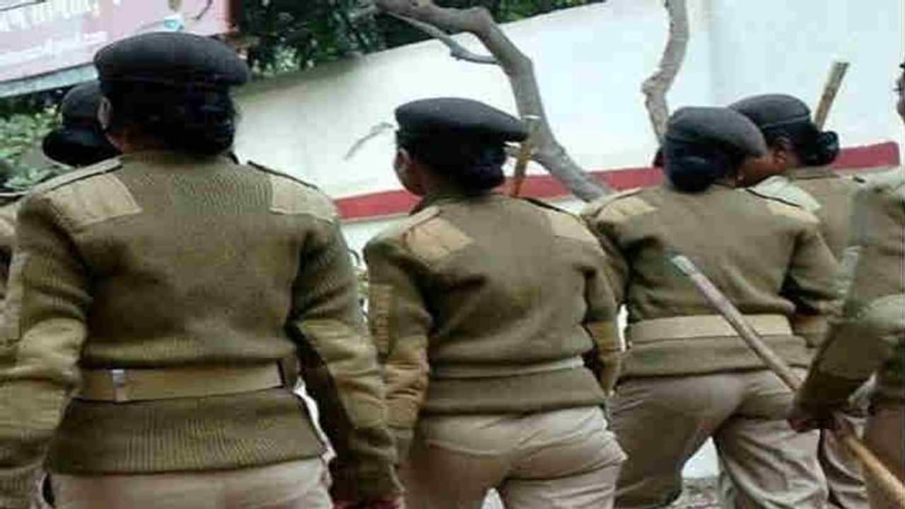 बिहारः महिला सिपाही ने DGP पर तान दी रायफल, बोलीं हटिए, नहीं तो टन्न से ठोक दूंगी बिहारः महिला सिपाही ने DGP पर तान दी रायफल, बोलीं हटिए, नहीं तो टन्न से ठोक दूंगी