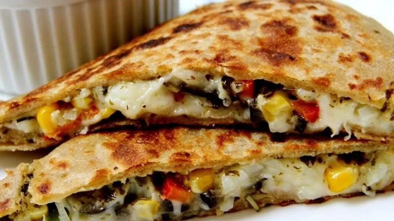 ऐसे बनाएं पिज्जा पराठा, सर्दियों में आ जाएगा मजा ऐसे बनाएं पिज्जा पराठा, सर्दियों में आ जाएगा मजा