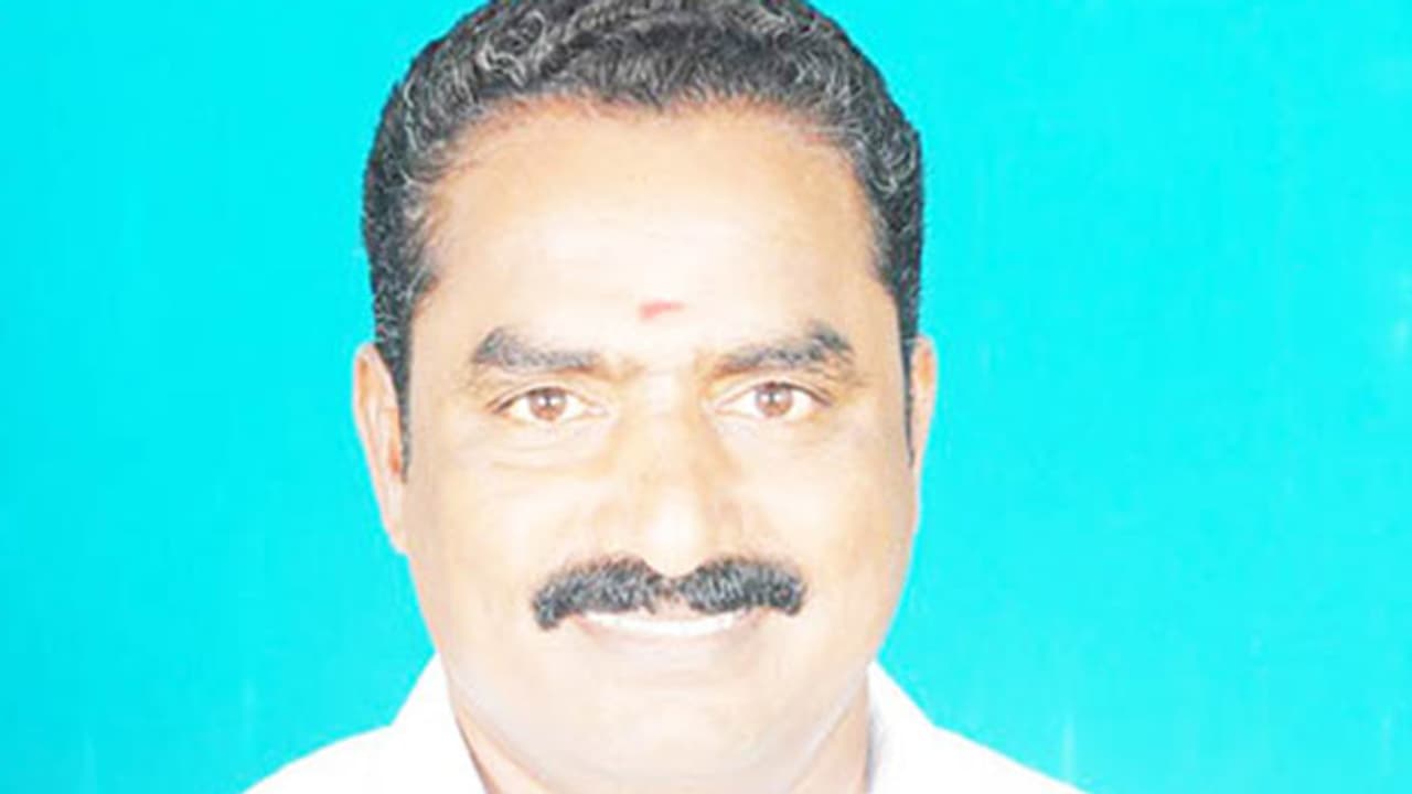 அதிமுக பிரமுகர் சரமாரியாக வெட்டிப் படுகொலை..! பழிக்குப்பழியாக தீர்த்து கட்டிய மர்மகும்பல்..! அதிமுக பிரமுகர் சரமாரியாக வெட்டிப் படுகொலை..! பழிக்குப்பழியாக தீர்த்து கட்டிய மர்மகும்பல்..!