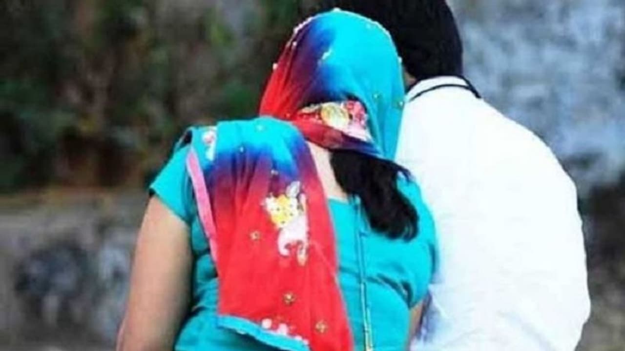 7 बच्चों की मां को हुआ बेटे की उम्र के लड़के से प्यार, परिवार ही नहीं पुलिस भी इससे परेशान 7 बच्चों की मां को हुआ बेटे की उम्र के लड़के से प्यार, परिवार ही नहीं पुलिस भी इससे परेशान