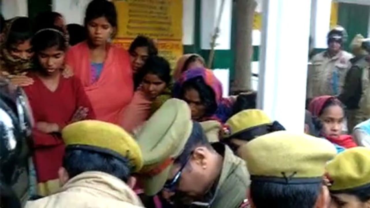 प्राथमिक विद्यालय में अलमारी गिरने से दूसरी क्लास की छात्रा की मौत, मां बाप ने लगाया ये बड़ा आरोप प्राथमिक विद्यालय में अलमारी गिरने से दूसरी क्लास की छात्रा की मौत, मां बाप ने लगाया ये बड़ा आरोप