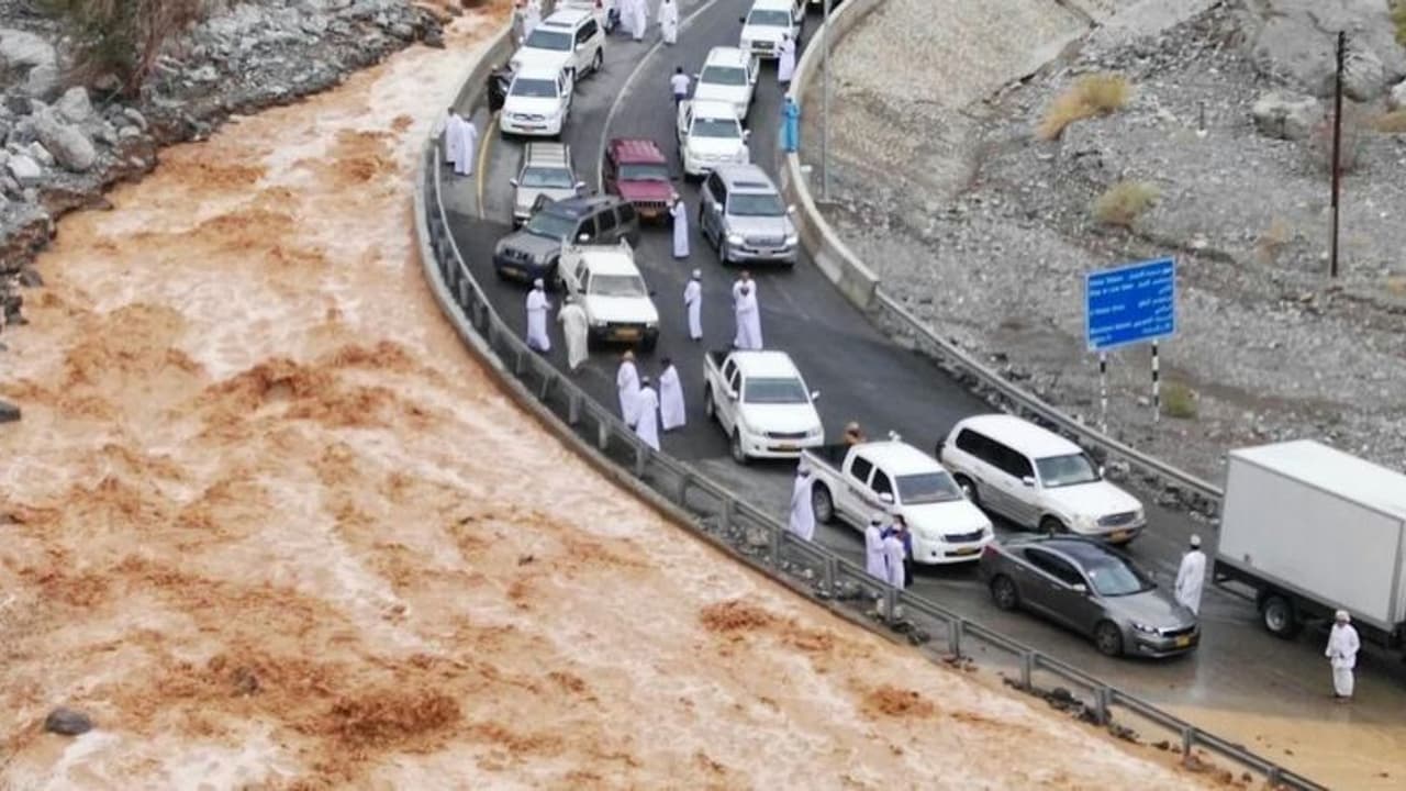 ന്യൂനമര്ദം; ഒമാനില് ശക്തമായ മഴ പെയ്യുമെന്ന് മുന്നറിയിപ്പ് ന്യൂനമര്ദം; ഒമാനില് ശക്തമായ മഴ പെയ്യുമെന്ന് മുന്നറിയിപ്പ്