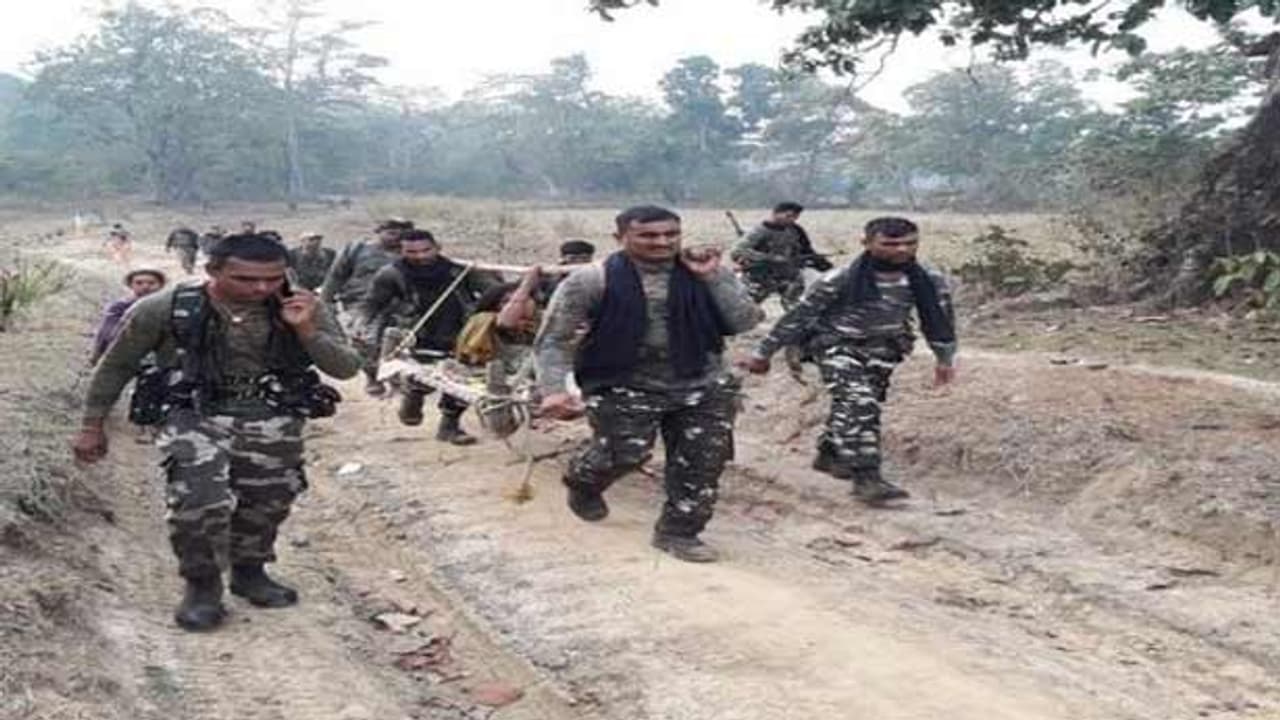 கயிறு கட்டிலில்... துடிதுடிக்கும் பிரசவ வலியில் கர்ப்பிணி பெண்..! அடர்ந்த காட்டு பகுதியில்.. 6 கிமீ .. திக் திக்.. அடுத்து நடந்தது என்ன..? கயிறு கட்டிலில்... துடிதுடிக்கும் பிரசவ வலியில் கர்ப்பிணி பெண்..! அடர்ந்த காட்டு பகுதியில்.. 6 கிமீ .. திக் திக்.. அடுத்து நடந்தது என்ன..?