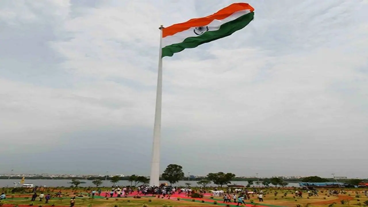 MHA advisory for Nation Flag: राष्ट्रीय ध्वज संहिता का करें पालन, कागज के झंडे न फाड़े जाएंगे न जमीन पर फेंके MHA advisory for Nation Flag: राष्ट्रीय ध्वज संहिता का करें पालन, कागज के झंडे न फाड़े जाएंगे न जमीन पर फेंके