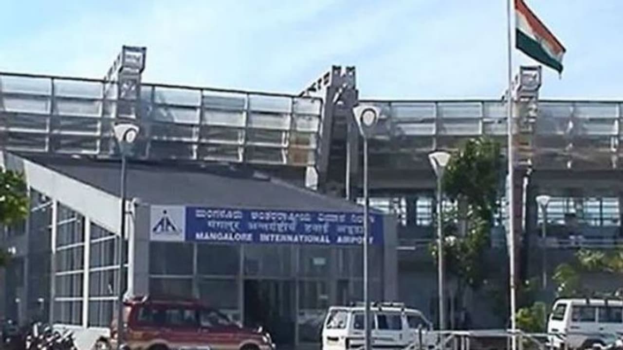 নিরাপত্তারক্ষীর চাকরি না পেয়েই বিমানবন্দরে বিস্ফোরক, আত্মসমর্পণ করে চাঞ্চল্যকর দাবি ইঞ্জিনিয়ারের নিরাপত্তারক্ষীর চাকরি না পেয়েই বিমানবন্দরে বিস্ফোরক, আত্মসমর্পণ করে চাঞ্চল্যকর দাবি ইঞ্জিনিয়ারের