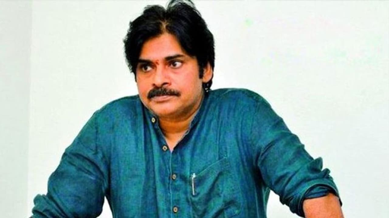 పవన్ పక్కన బిడ్డ తల్లి.. ఎవరో..? పవన్ పక్కన బిడ్డ తల్లి.. ఎవరో..?