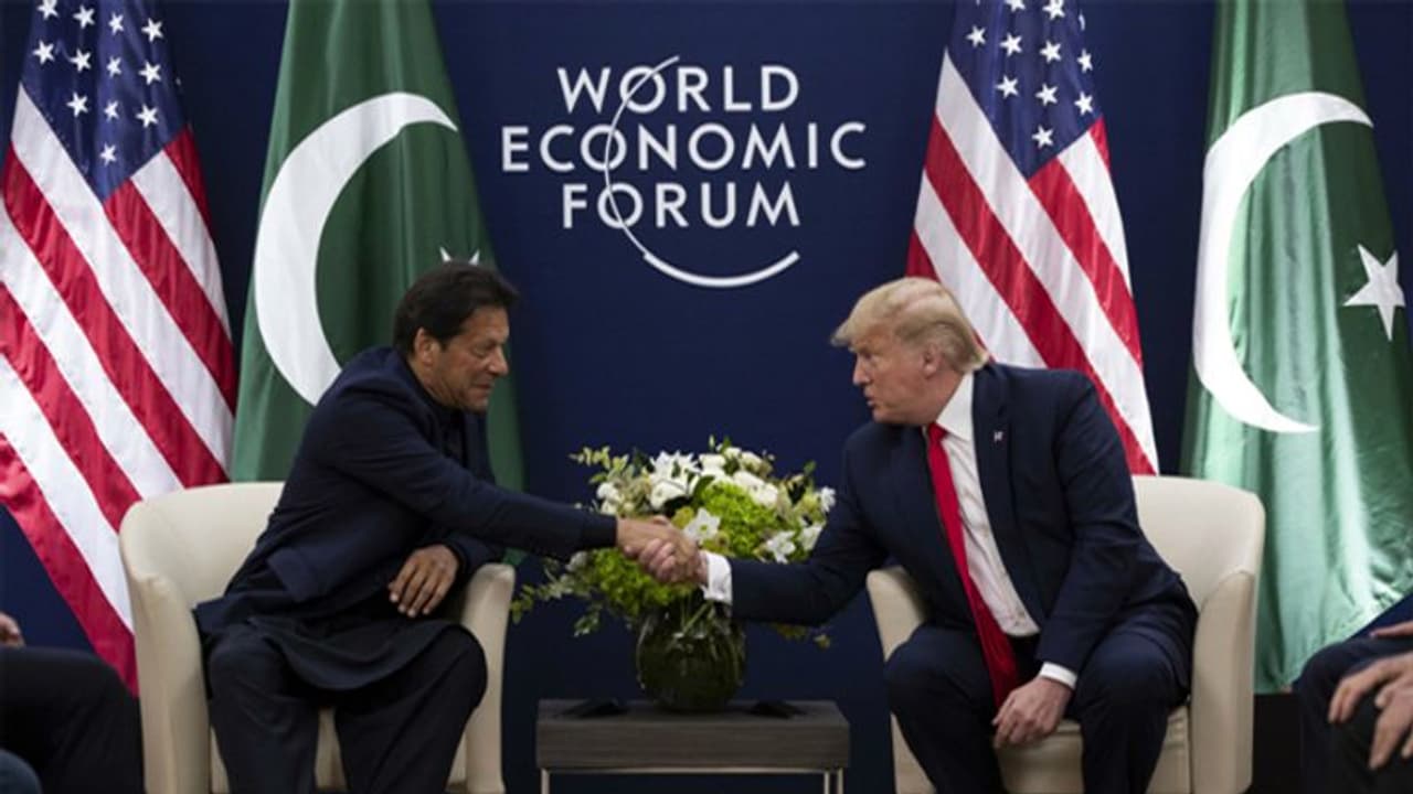 दावोस में मिले ट्रंप और इमरान, कश्मीर मामले सुलझाने में ‘‘मदद’’ की पेशकश दावोस में मिले ट्रंप और इमरान, कश्मीर मामले सुलझाने में ‘‘मदद’’ की पेशकश