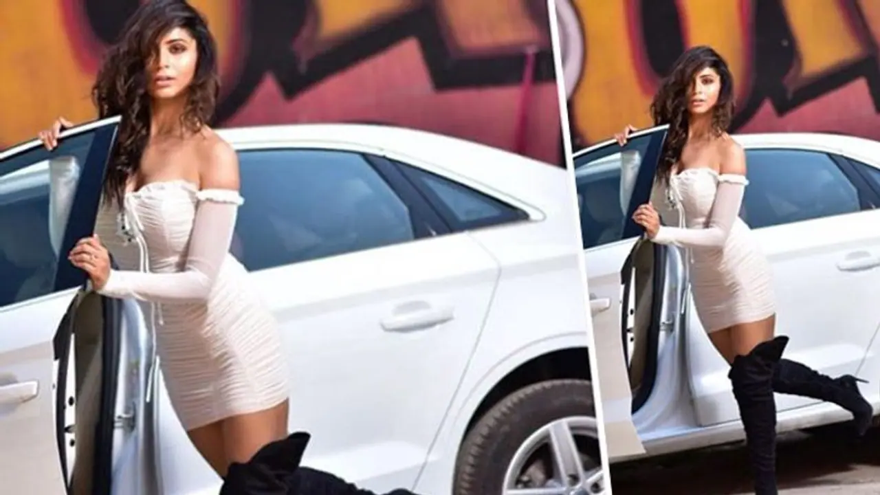 রেড কার্পেট লুকে ঋতাভরী, হলিউডকে হার মানালেন নিমেষে রেড কার্পেট লুকে ঋতাভরী, হলিউডকে হার মানালেন নিমেষে