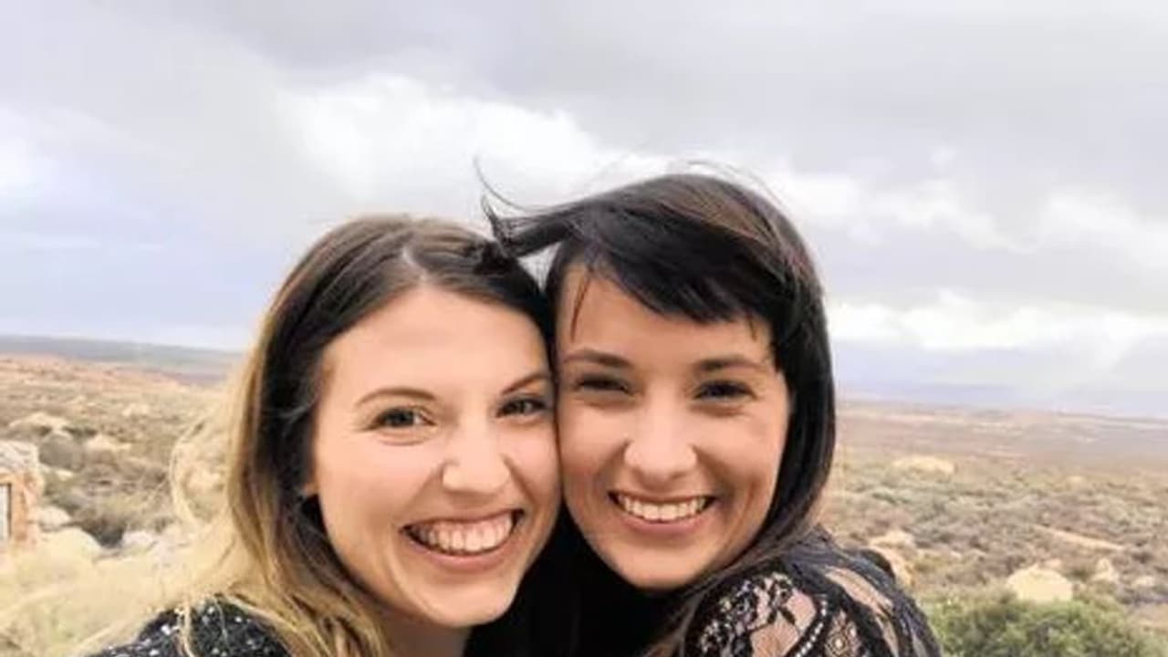 ஒரு பொண்ணுக்கு இன்னொரு பொண்ணு மேல வந்த காதல் வெறி...!! குடும்பமா வாழ முடியாமல் குமுறி குமுறி அழும் லெஸ்பியன் ஜோடி...!! ஒரு பொண்ணுக்கு இன்னொரு பொண்ணு மேல வந்த காதல் வெறி...!! குடும்பமா வாழ முடியாமல் குமுறி குமுறி அழும் லெஸ்பியன் ஜோடி...!!