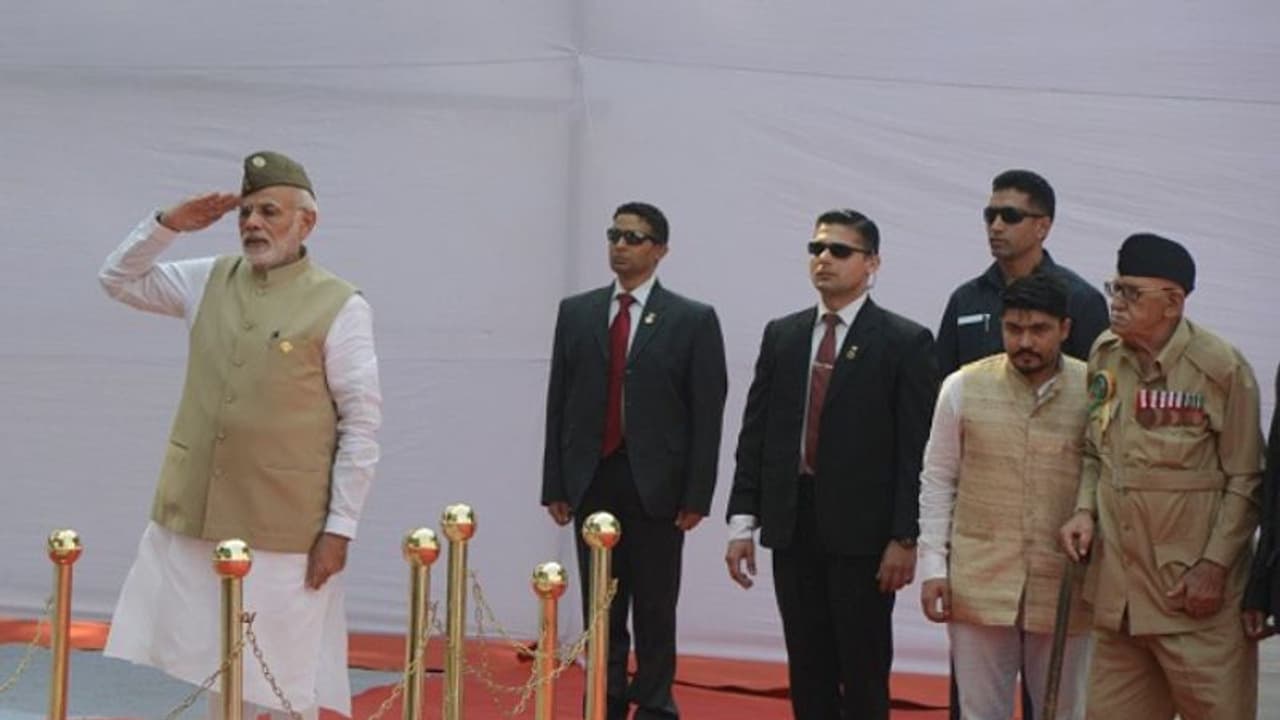 সুভাষের টুপি উঠেছে তাঁর মাথায়, অনবদ্য উপহার পেয়ে কী বলেছিলেন মোদি সুভাষের টুপি উঠেছে তাঁর মাথায়, অনবদ্য উপহার পেয়ে কী বলেছিলেন মোদি