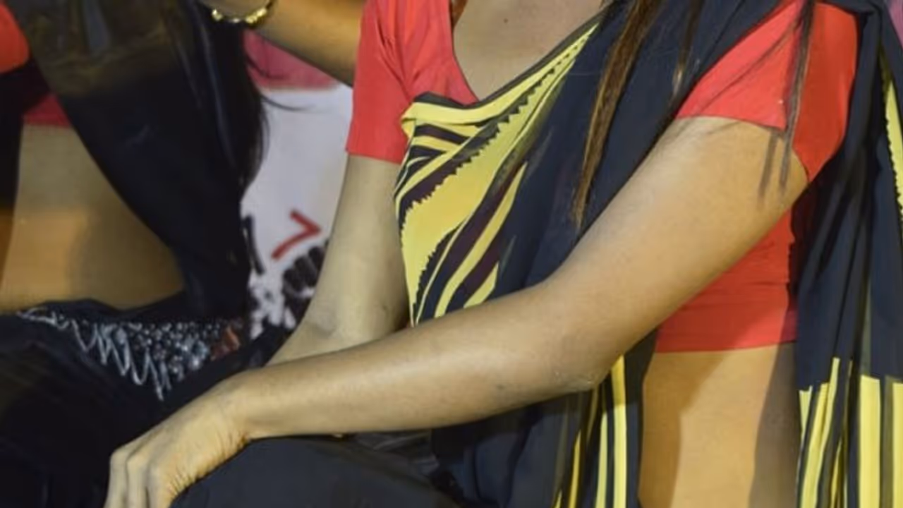 தலைக்கு ஏறிய காமவெறி... எச்ஐவி பாதித்த இளம்பெண்ணை ஓடும் ரயில் மாறி மாறி பலாத்காரம் செய்த இருவர்..! தலைக்கு ஏறிய காமவெறி... எச்ஐவி பாதித்த இளம்பெண்ணை ஓடும் ரயில் மாறி மாறி பலாத்காரம் செய்த இருவர்..!