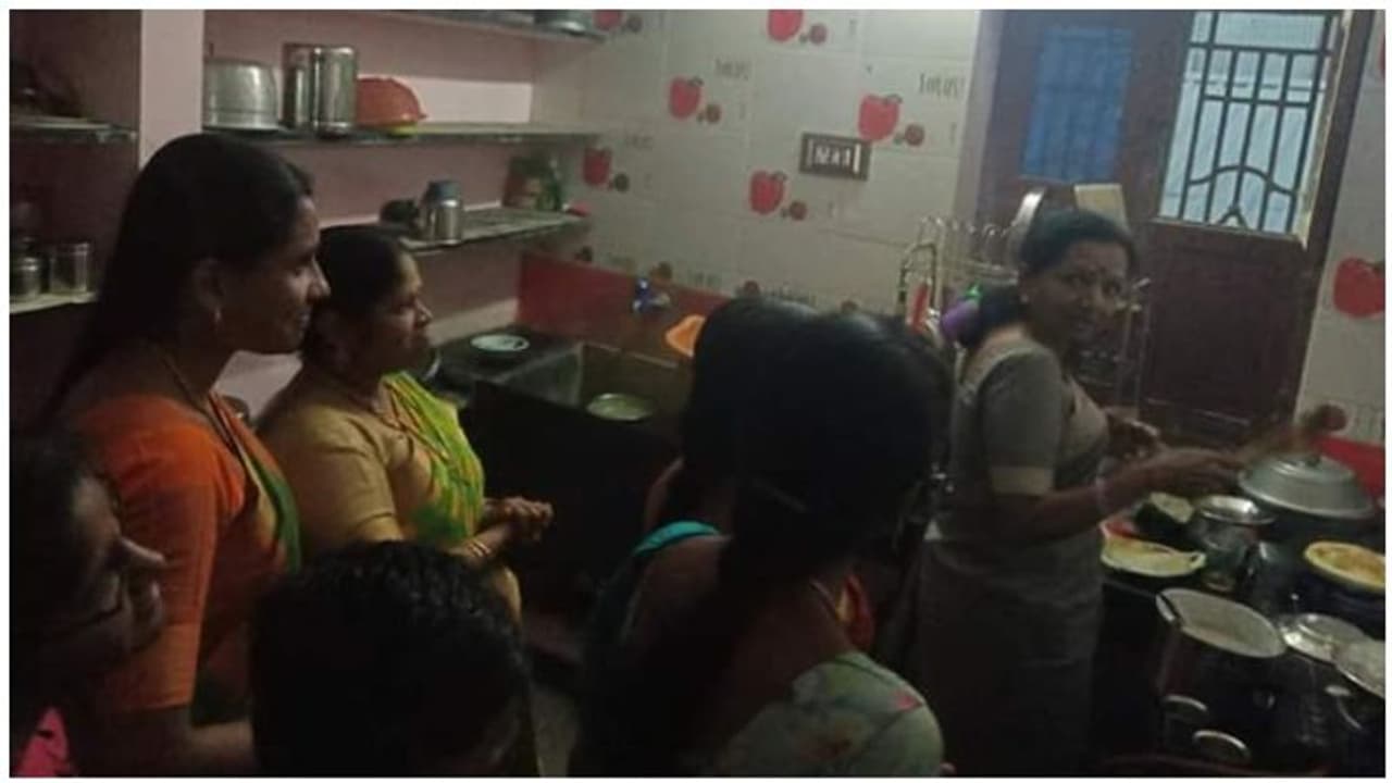 விஜயின் ரசிகர் வீட்டிற்கு திடீர் விசிட் அடித்து... சமையல் செய்து அசத்திய தளபதியின் அம்மா ஷோபா! வைரலாகும் வீடியோ... விஜயின் ரசிகர் வீட்டிற்கு திடீர் விசிட் அடித்து... சமையல் செய்து அசத்திய தளபதியின் அம்மா ஷோபா! வைரலாகும் வீடியோ...