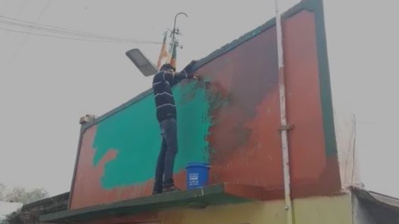 বিজেপির পার্টি অফিস 'পুর্নদখল' তৃণমূলের, ফের অশান্তি ভাটপাড়ায় বিজেপির পার্টি অফিস 'পুর্নদখল' তৃণমূলের, ফের অশান্তি ভাটপাড়ায়