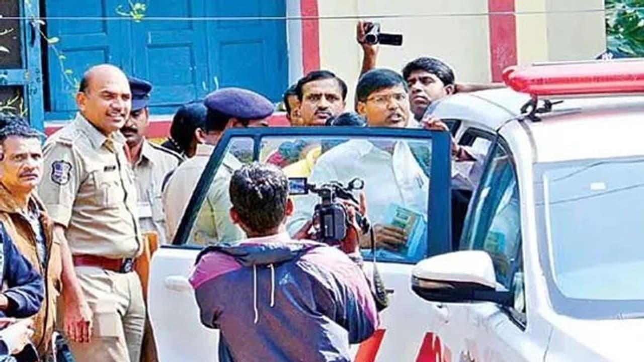 మవోయిస్టు అగ్రనేతలతో కాశీంకు లింక్స్: భార్యపైనా కేసు మవోయిస్టు అగ్రనేతలతో కాశీంకు లింక్స్: భార్యపైనా కేసు