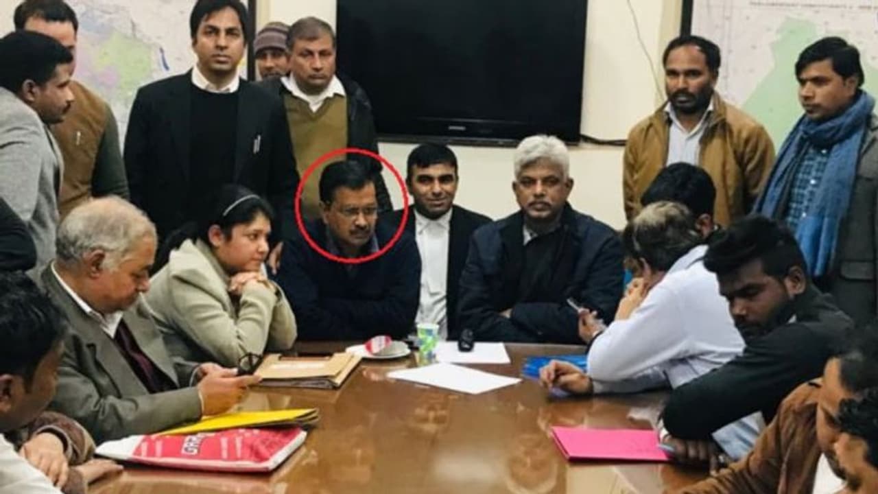 முதல்வருக்கே இந்த நிலைமையா... 6 மணிநேரம் வரிசையில் நின்று வேட்புமனுத் தாக்கல் செய்த அரவிந்த் கெஜ்ரிவலால்..! முதல்வருக்கே இந்த நிலைமையா... 6 மணிநேரம் வரிசையில் நின்று வேட்புமனுத் தாக்கல் செய்த அரவிந்த் கெஜ்ரிவலால்..!