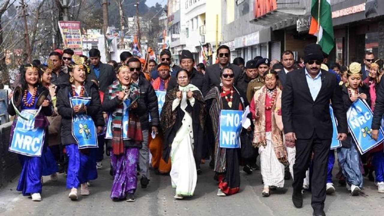 'কাউকে তাড়াতে গেলে আগে আমাকে দেশছাড়া করতে হবে', কেন্দ্রকে চ্যালেঞ্জ মমতার 'কাউকে তাড়াতে গেলে আগে আমাকে দেশছাড়া করতে হবে', কেন্দ্রকে চ্যালেঞ্জ মমতার