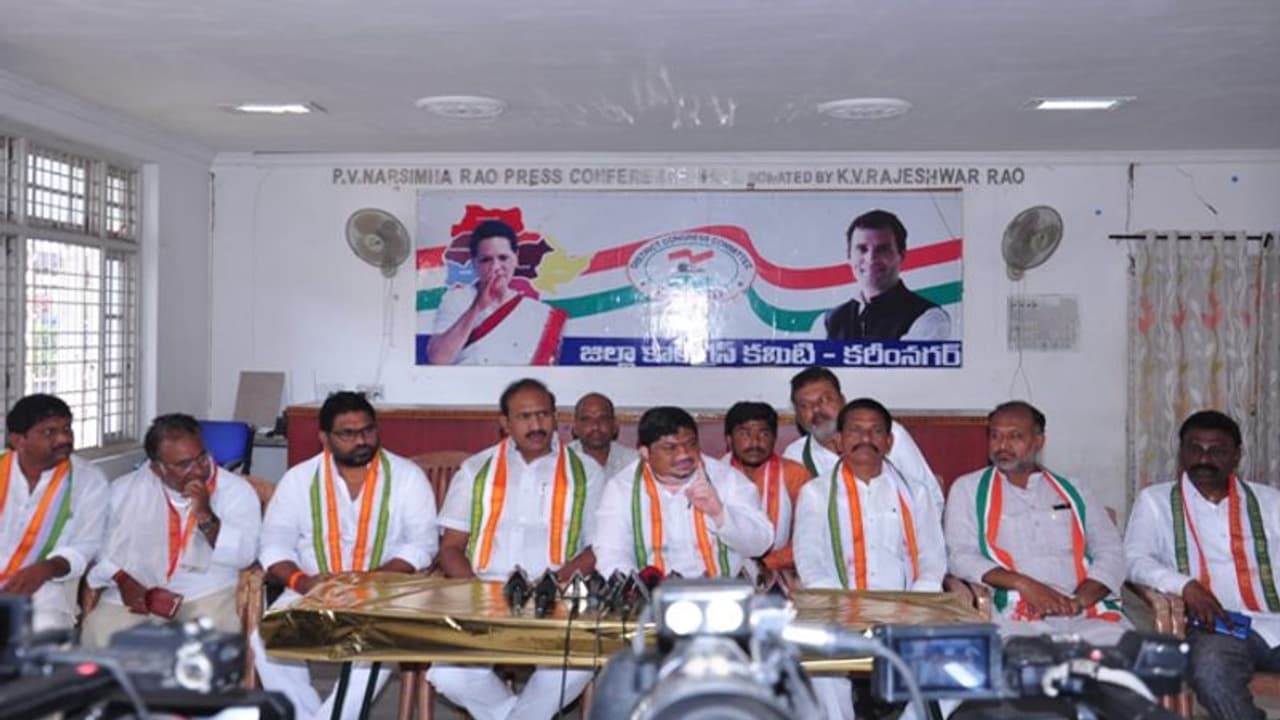 ఎన్నికల కమీషన్ టీఆర్ఎస్ తొత్తులా పనిచేస్తోంది...: పొన్నం ఫైర్ ఎన్నికల కమీషన్ టీఆర్ఎస్ తొత్తులా పనిచేస్తోంది...: పొన్నం ఫైర్