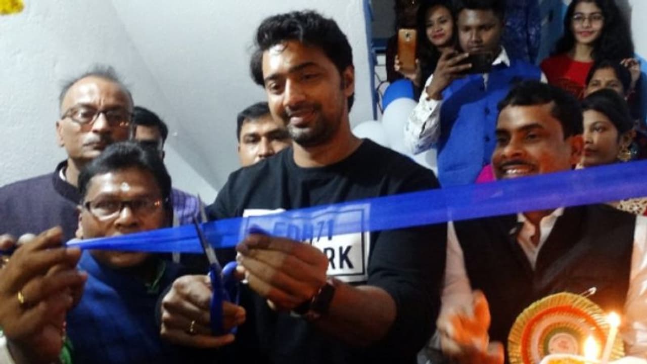 জনসংযোগ বাড়াতে চিঠি হাতিয়ার, সাংসদ অফিসের উদ্বোধন করলেন দেব