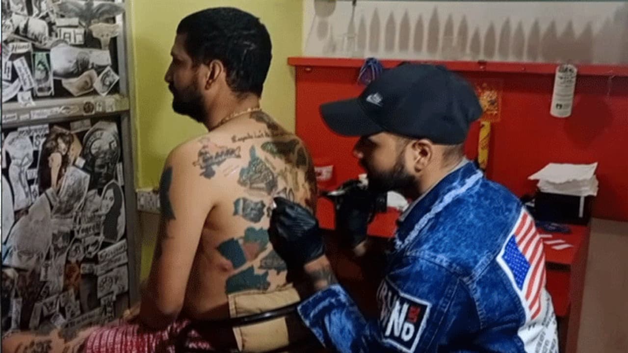 नहीं देखा होगा CAA का ऐसा समर्थक, दर्द सहते हुए पूरी बॉडी पर गुदवा डाले देश के सभी राज्यों के नक्शे नहीं देखा होगा CAA का ऐसा समर्थक, दर्द सहते हुए पूरी बॉडी पर गुदवा डाले देश के सभी राज्यों के नक्शे