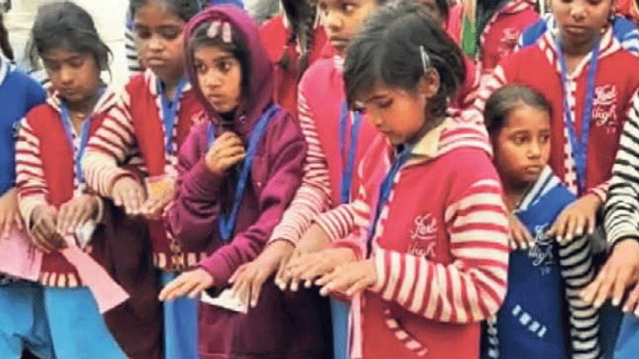 टीचर ने दिखाई अमानवीयता : 6वीं की 29 छात्राओं पर कहर बनकर टूट पड़ी महिला शिक्षक टीचर ने दिखाई अमानवीयता : 6वीं की 29 छात्राओं पर कहर बनकर टूट पड़ी महिला शिक्षक