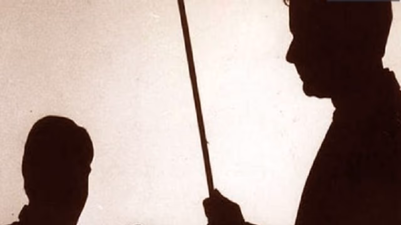 ಕನ್ನಡ ಕಲಿಯದ ವಿದ್ಯಾರ್ಥಿಗೆ ಬಾಸುಂಡೆ ಬರುವಂತೆ ಥಳಿಸಿದ ಶಿಕ್ಷಕಿ