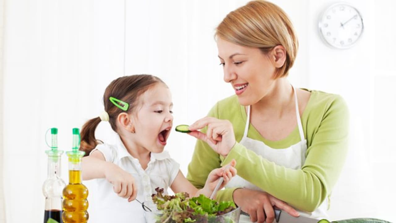 കുട്ടികൾക്ക് ഭക്ഷണം കൊടുക്കുമ്പോൾ ഈ ആറ് കാര്യങ്ങൾ ശ്രദ്ധിക്കാറുണ്ടോ..? കുട്ടികൾക്ക് ഭക്ഷണം കൊടുക്കുമ്പോൾ ഈ ആറ് കാര്യങ്ങൾ ശ്രദ്ധിക്കാറുണ്ടോ..?