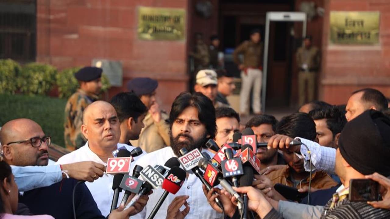 మూడు రాజధానులకు కేంద్రం అనుమతి లేదు:పవన్ కళ్యాణ్ మూడు రాజధానులకు కేంద్రం అనుమతి లేదు:పవన్ కళ్యాణ్