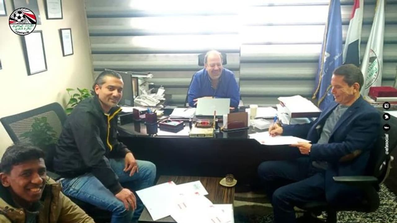 പ്രായം വെറും നമ്പര്‍ മാത്രം; 75 വയസുള്ള താരത്തെ സ്വന്തമാക്കി ഫുട്‌ബോള്‍ ക്ലബ്