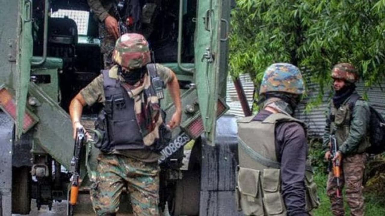 मुठभेड़ में शहीद शाहबाज अहमद का सम्मान के साथ अंतिम संस्कार, अपनी मर्जी से चुनी थी कश्मीर की ड्यूटी मुठभेड़ में शहीद शाहबाज अहमद का सम्मान के साथ अंतिम संस्कार, अपनी मर्जी से चुनी थी कश्मीर की ड्यूटी