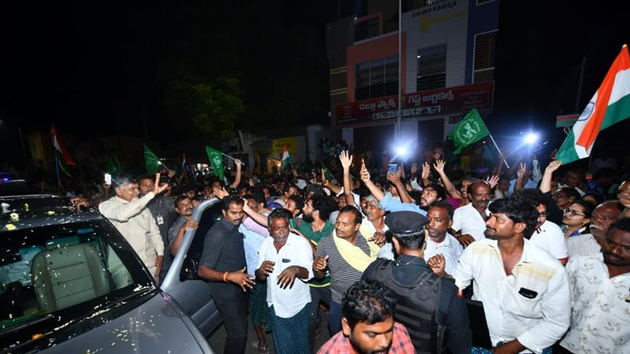 సెలెక్ట్ కమిటీకి బిల్లులు: కారు దిగి అమరావతి రైతులతో చంద్రబాబు సెలెక్ట్ కమిటీకి బిల్లులు: కారు దిగి అమరావతి రైతులతో చంద్రబాబు