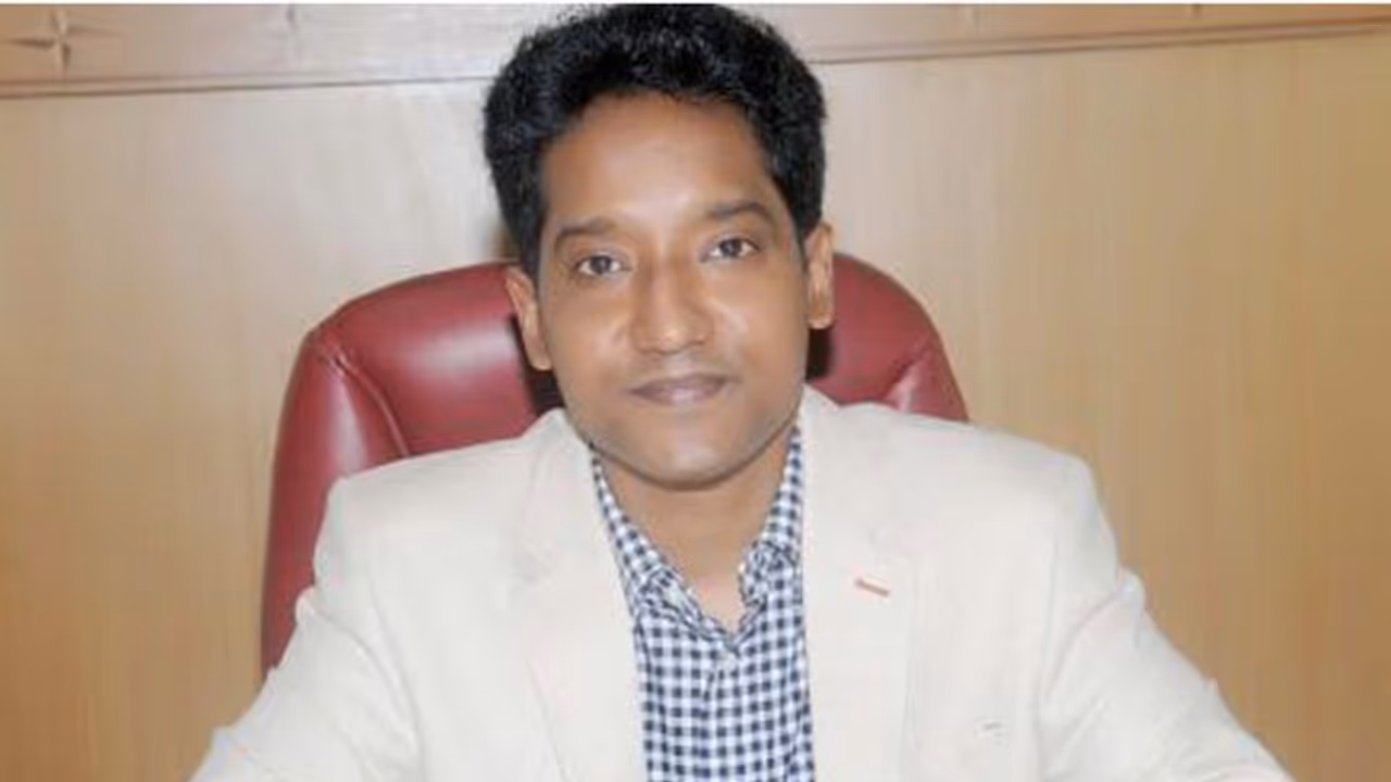 ಹಣ ಬಿಡುಗಡೆ ಮಾಡದ ಅಧಿಕಾರಿಗೆ ಕೆನ್ನೆಗೆ ಭಾರಿಸಿದ ಜಿಲ್ಲಾಧಿಕಾರಿ ಹಣ ಬಿಡುಗಡೆ ಮಾಡದ ಅಧಿಕಾರಿಗೆ ಕೆನ್ನೆಗೆ ಭಾರಿಸಿದ ಜಿಲ್ಲಾಧಿಕಾರಿ