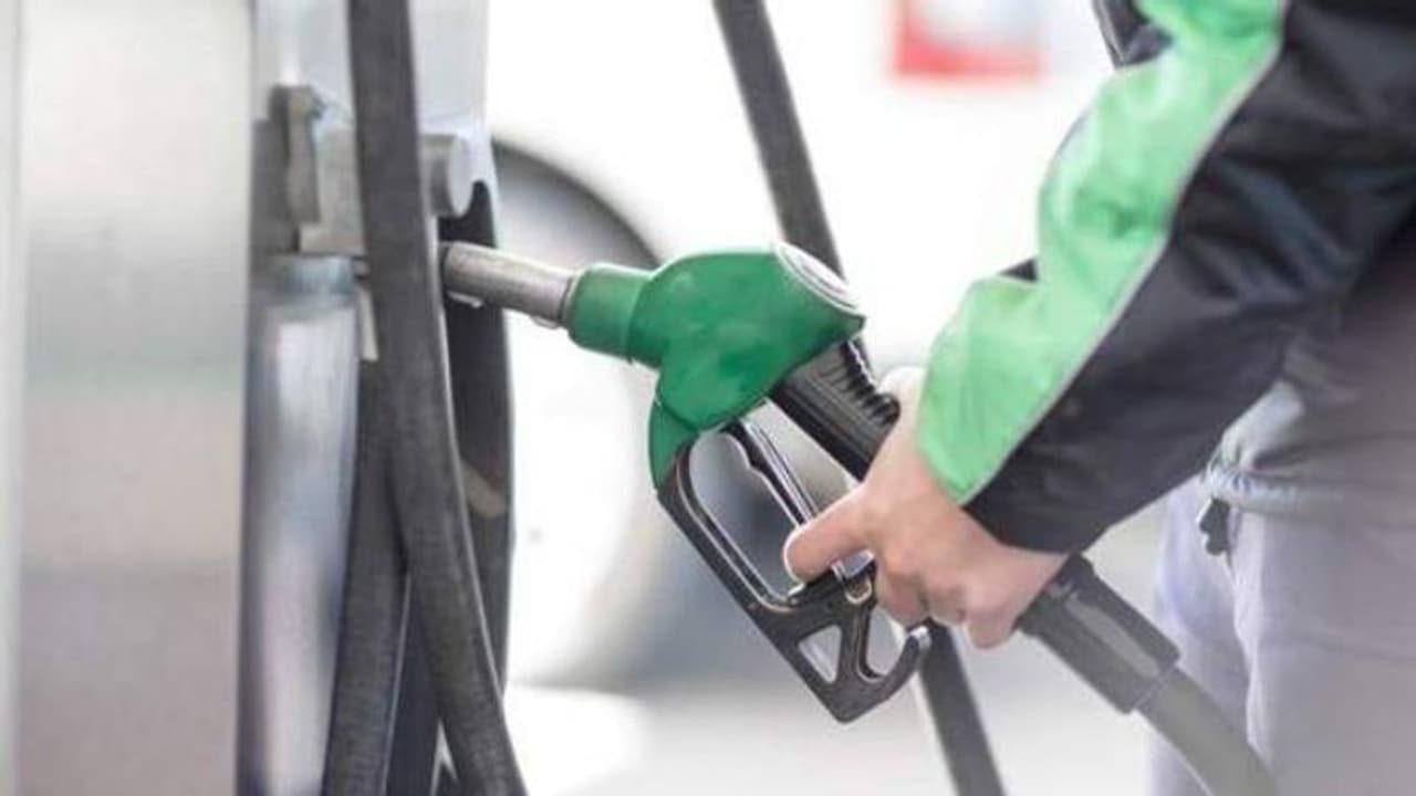 ദില്ലിയില് പെട്രോള് ഡീസല് വില കുത്തനെക്കൂട്ടി ദില്ലിയില് പെട്രോള് ഡീസല് വില കുത്തനെക്കൂട്ടി